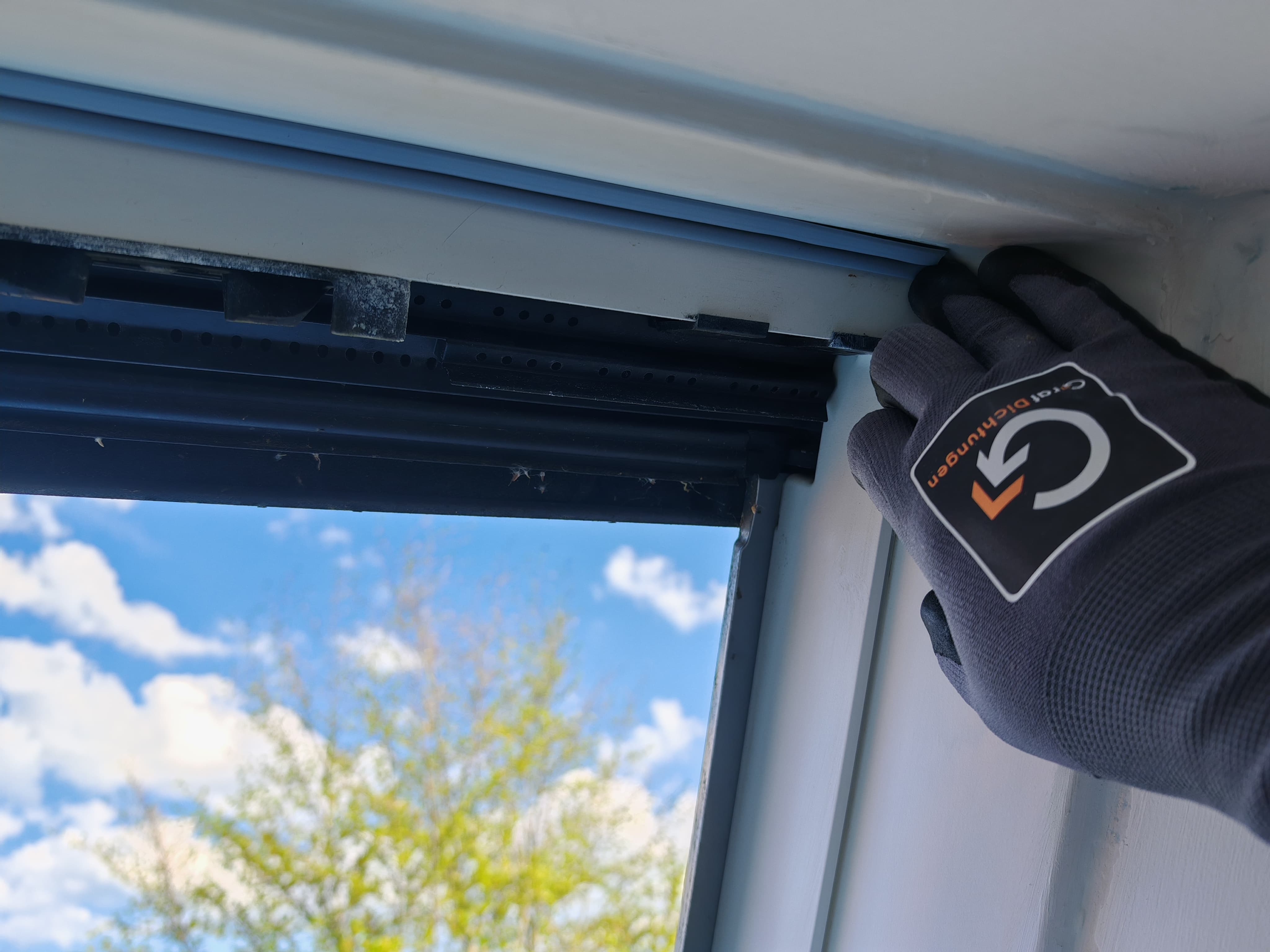 Mitarbeiter kontrolliert die Dichtung vom Velux Dachfenster