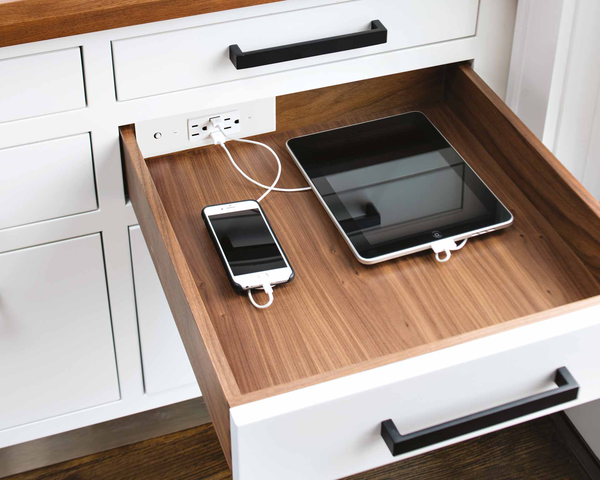 angestecktes Iphone und Ipad in der Schublade