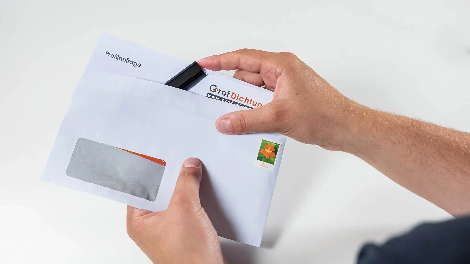 Dichtung wird in Briefkuvert gesteckt Dichtung wird in Briefkuvert gesteckt