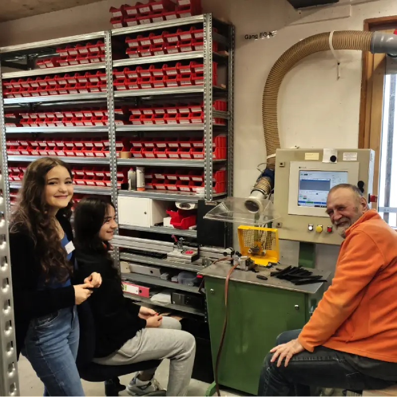 Girlsday Foto mit 2 Mädchen beim Ecken schweißen