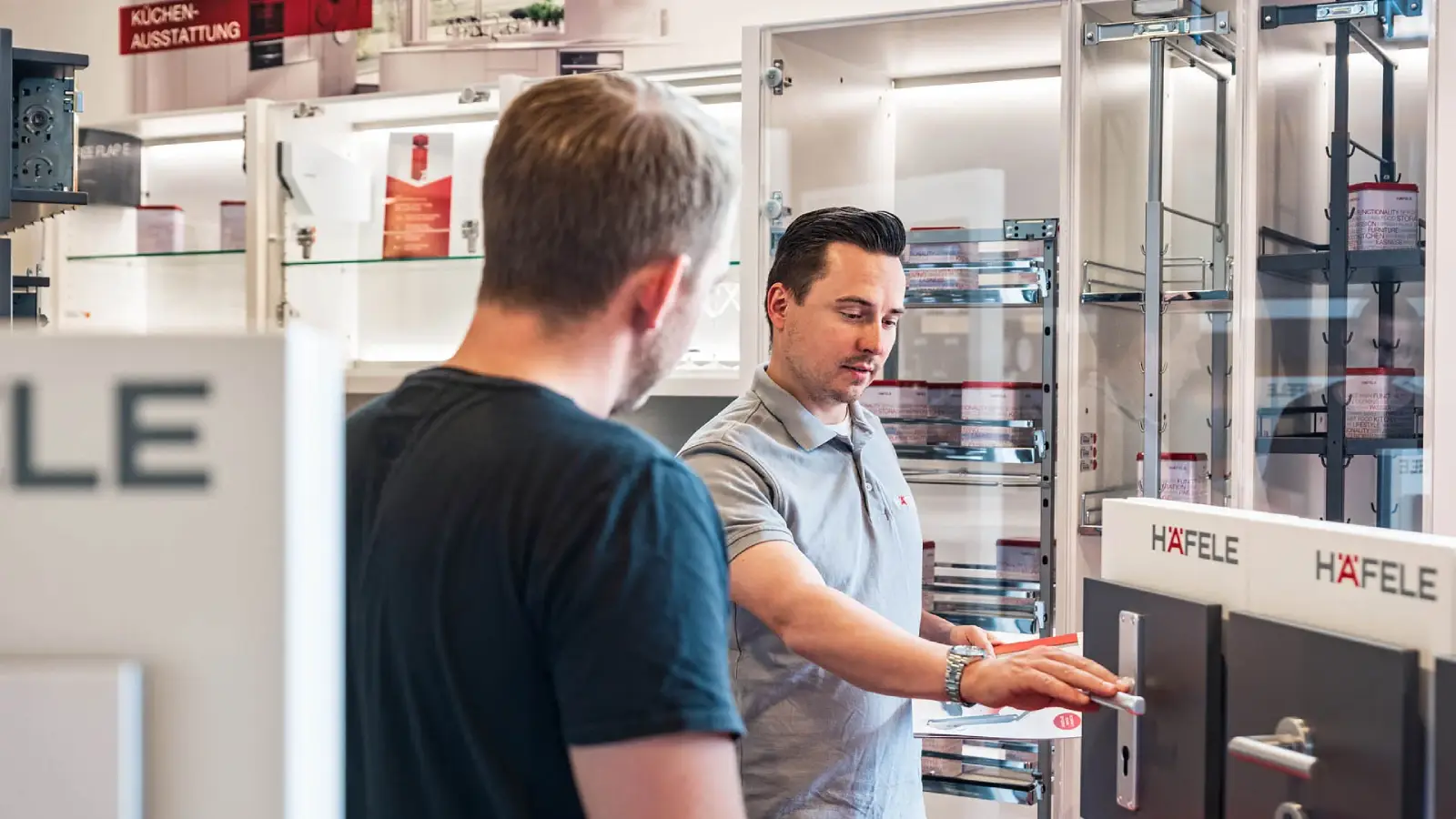 Mitarbeiter berät Kunden zu Häfele Produkten Mitarbeiter berät Kunden zu Häfele Produkten