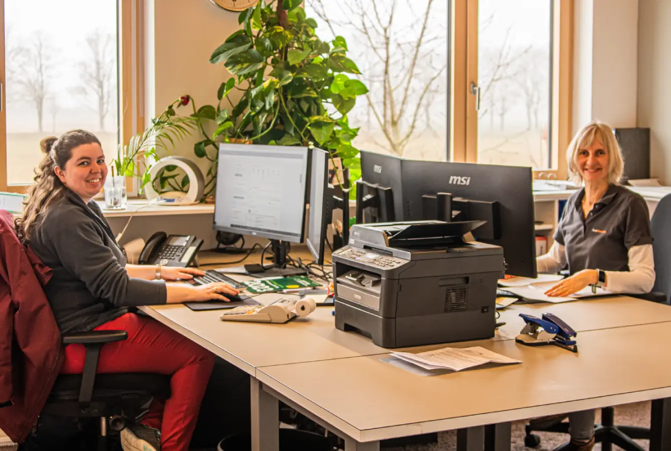 Mitarbeiterinnen-Buchhaltung Mitarbeiterinnen in der Buchhaltung lächeln in die Kamera