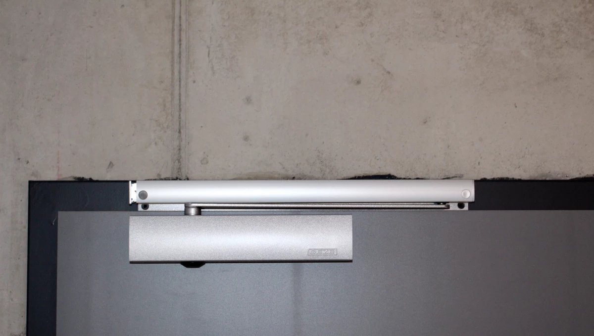 eingebaute Tuerschliesser an einer Stahltuer