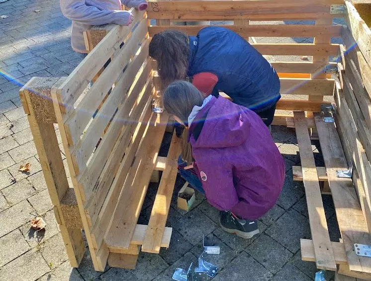 Kinder bauen aus Paletten Beete