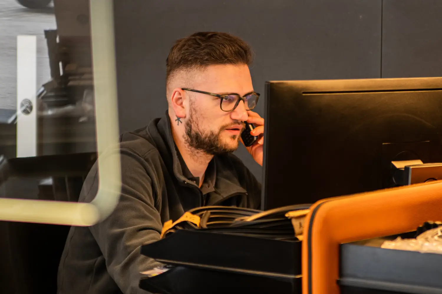 Mitarbeiter-Telefonkontakt Mtiarbeiter geht ans Telefon ran