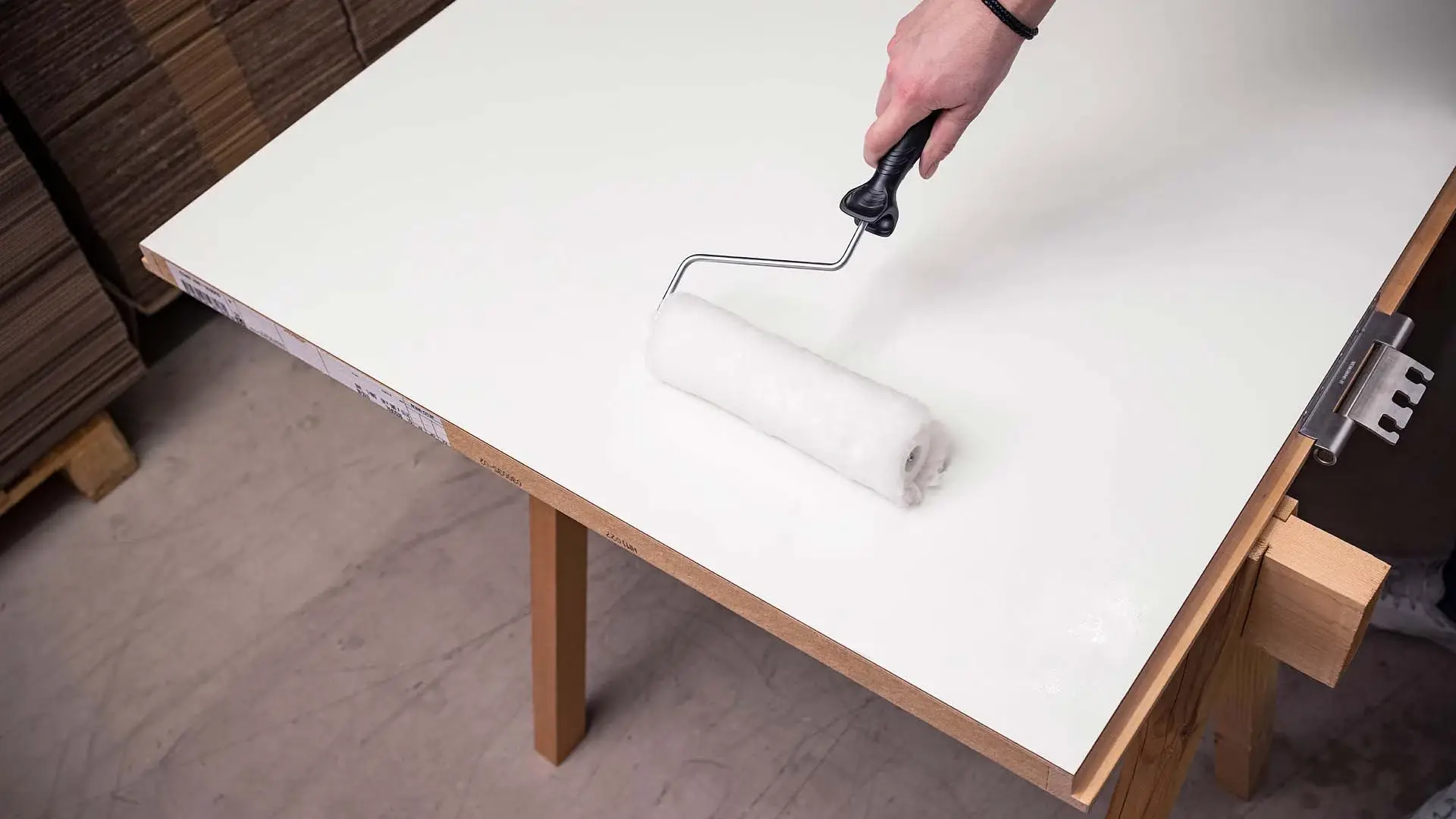 Farbwechsel anhand einer frisch gestrichenen Türe darstellen Türe wird mit einer Farbrolle weiß gestrichen