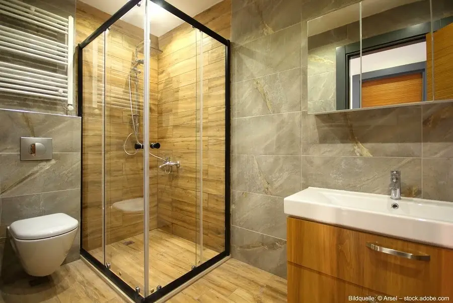 Badezimmer mit Eckdusche Badezimmer mit einer Eckdusche