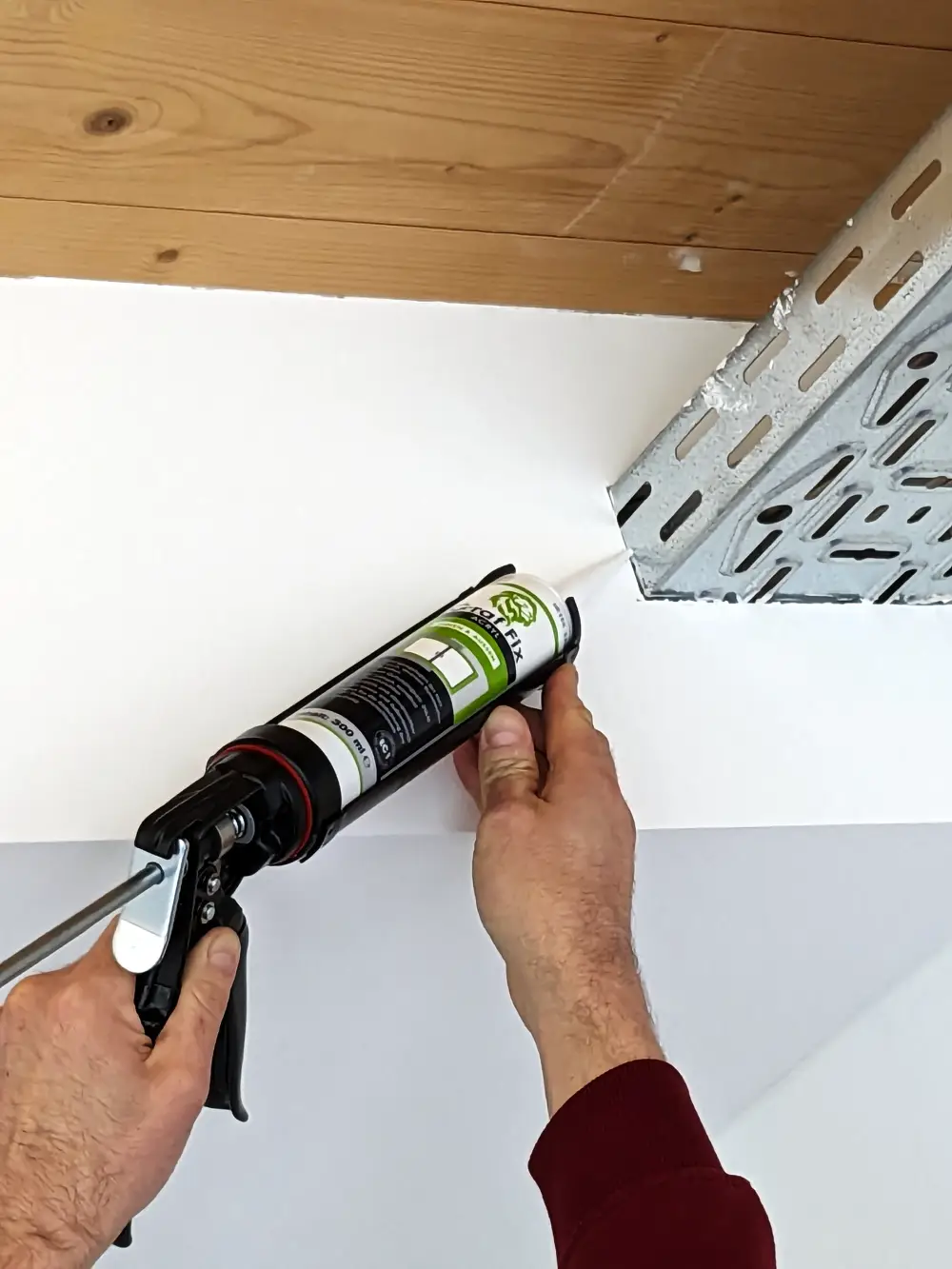 Person benutzt den Graf Fix Acryl an einem Metallgehäuse