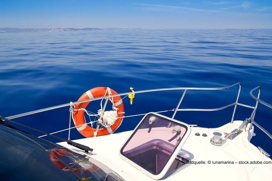 Boot Fenster Boot mit offener Fensterklappe auf dem Meer