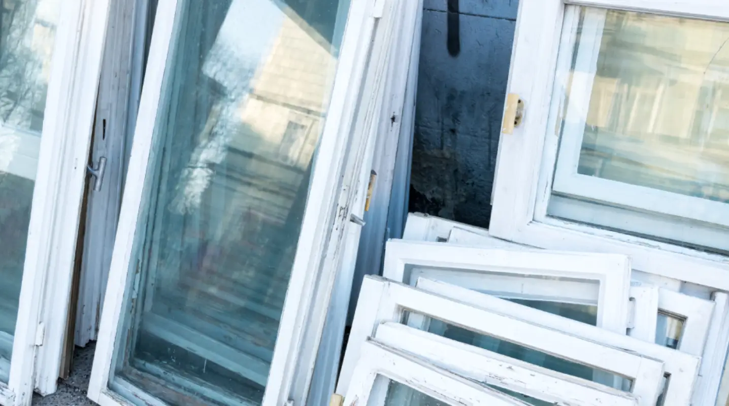 Viele ausgebaute alte Fenster aneinander angereiht
