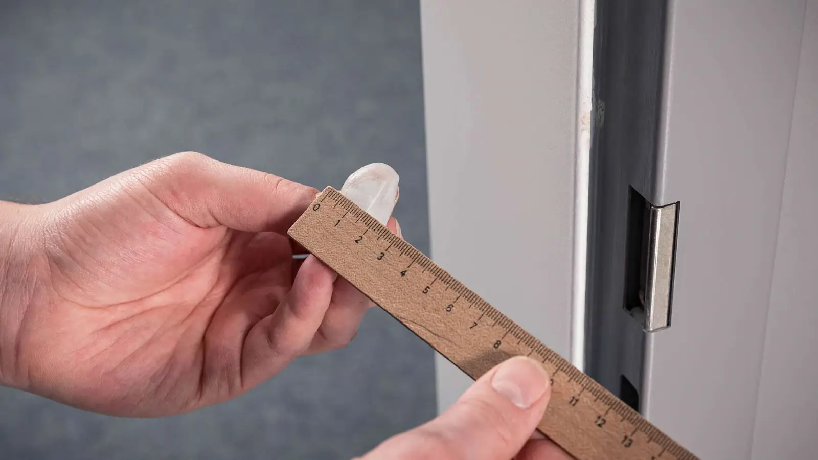 Knetkugel ausmessen für die optimale Dichtungsgröße Verformung der Knetkugel wird mit Lineal gemessen