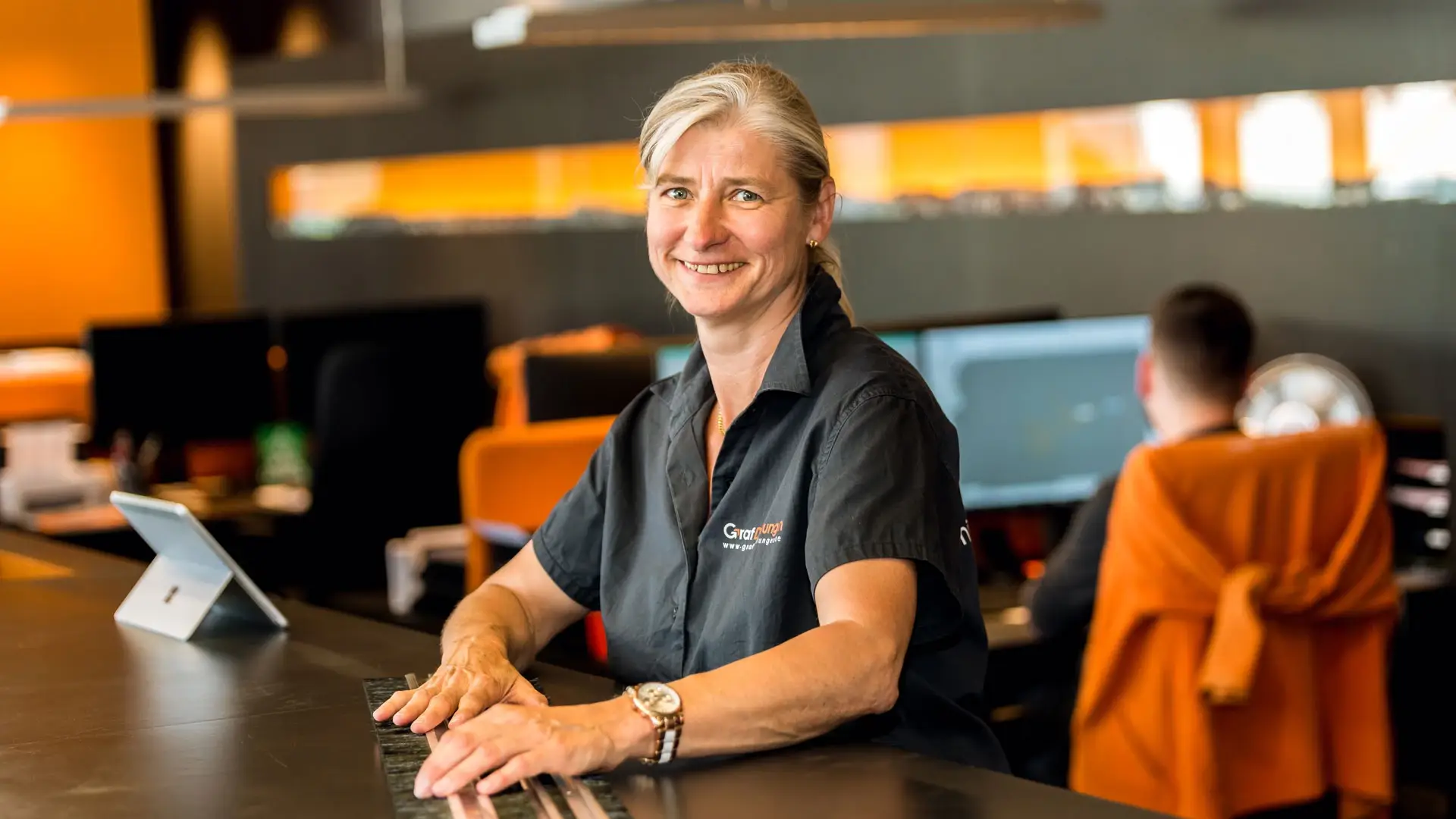 lächelnde Mitarbeiterin in Verkaufsraum