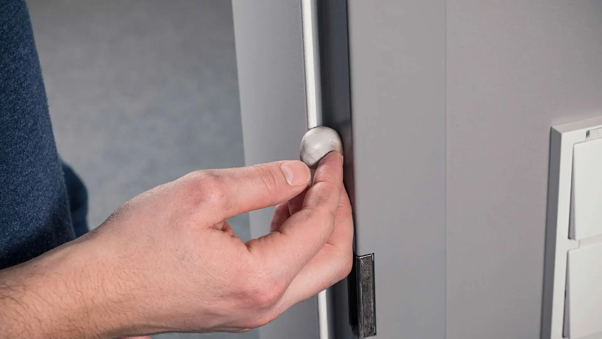 Knetkugel wird in die Tuerzarge eingedrueckt Knetkugel wird in die Tuerzarge eingedrueckt