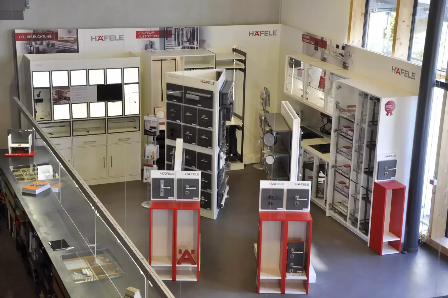 Partnershop Müncher Graf-Dichtungen Filiale Häfele Produkte im Verkaufsraum von Graf Dichtungen