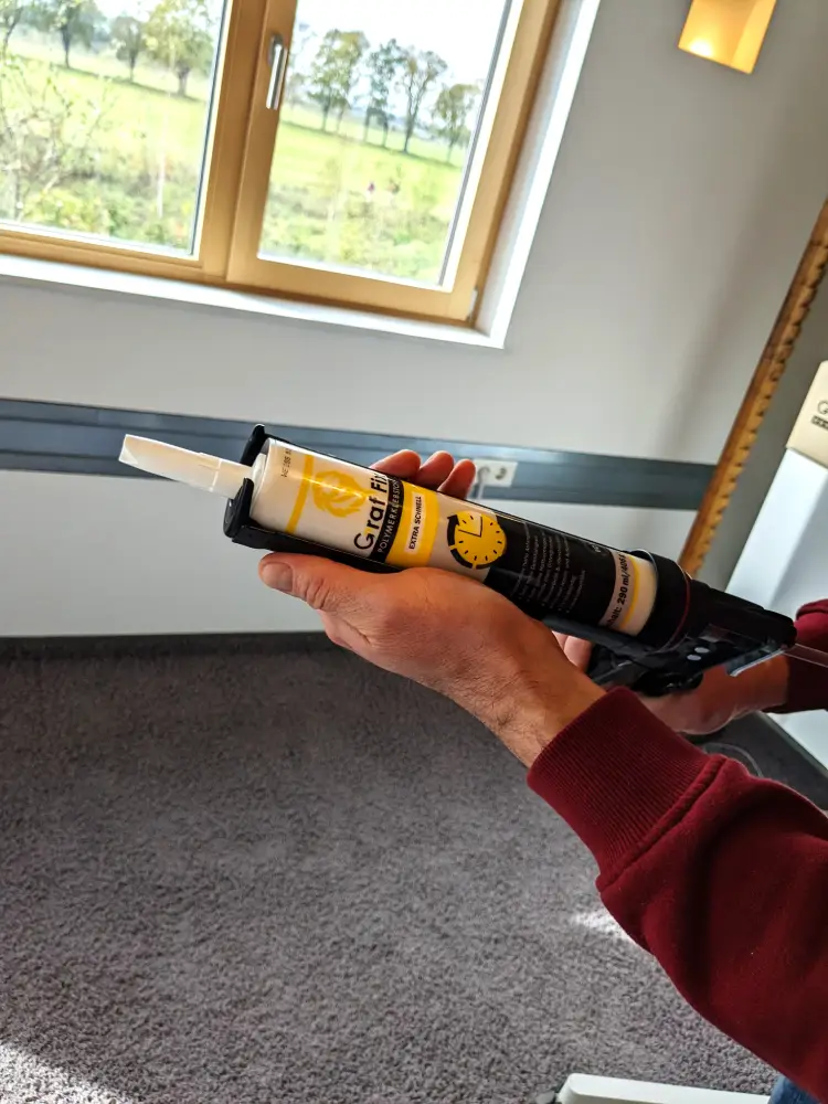 Person begutachtet den Graf Fix Polymerkleber