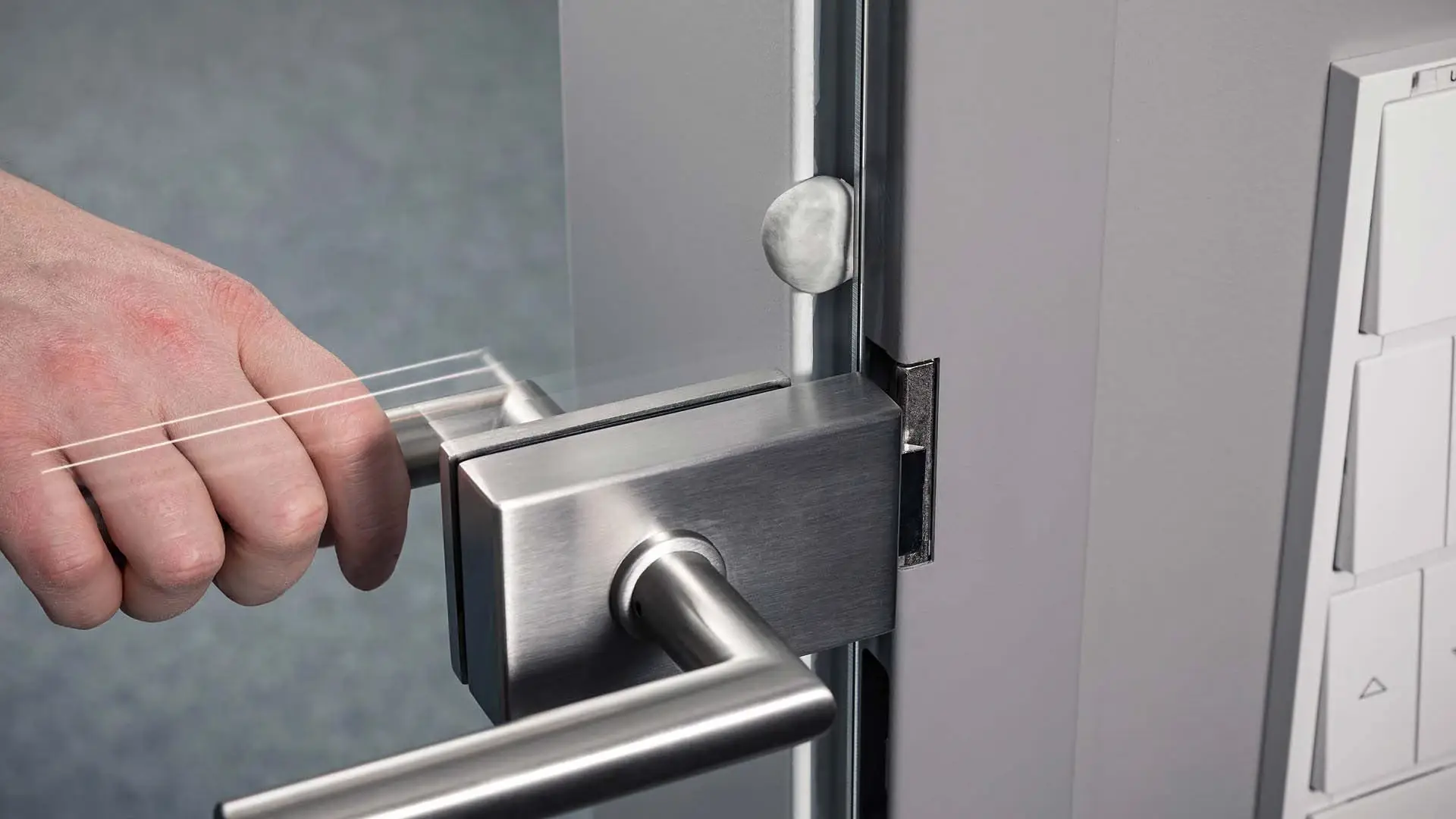 Türe wird geschlossen um die Knetkugel zu verformen Tuere wird an Knetkugel angedrueckt