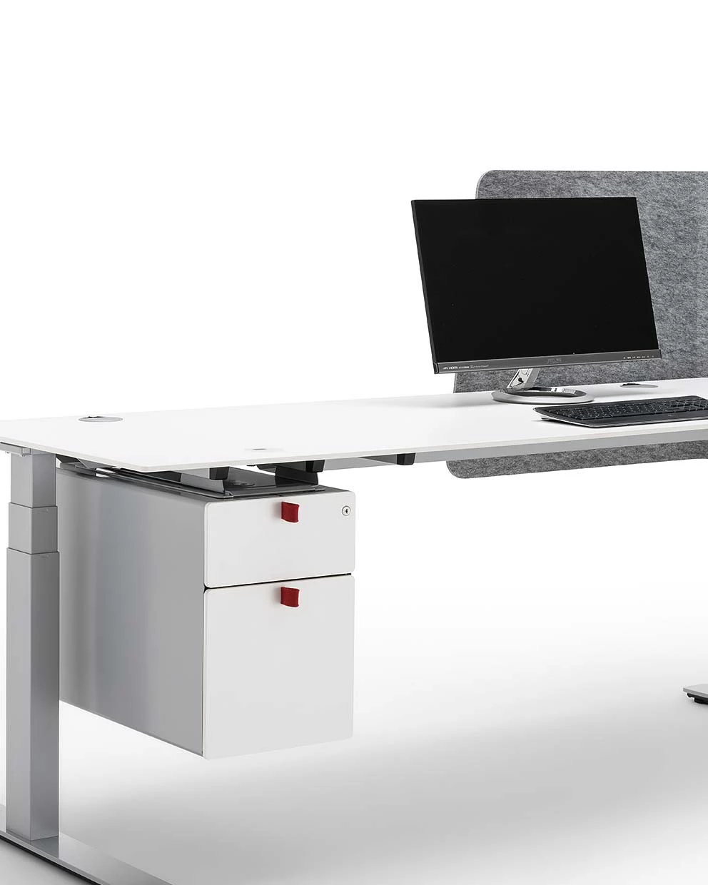 weißer Schreibtisch mit Computer
