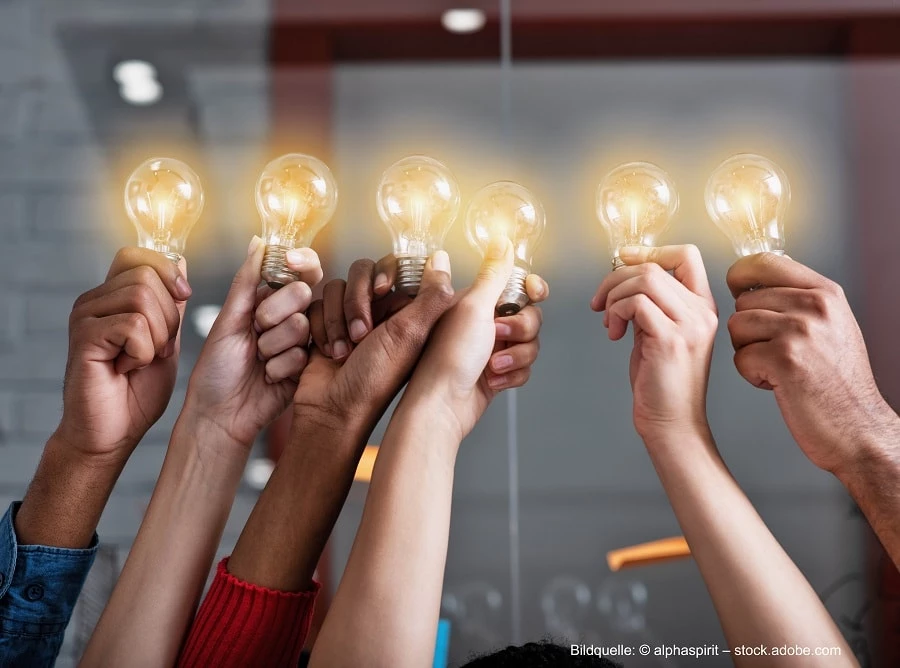 Hände halten Glühbirnen hoch Hände halten Glühbirnen hoch