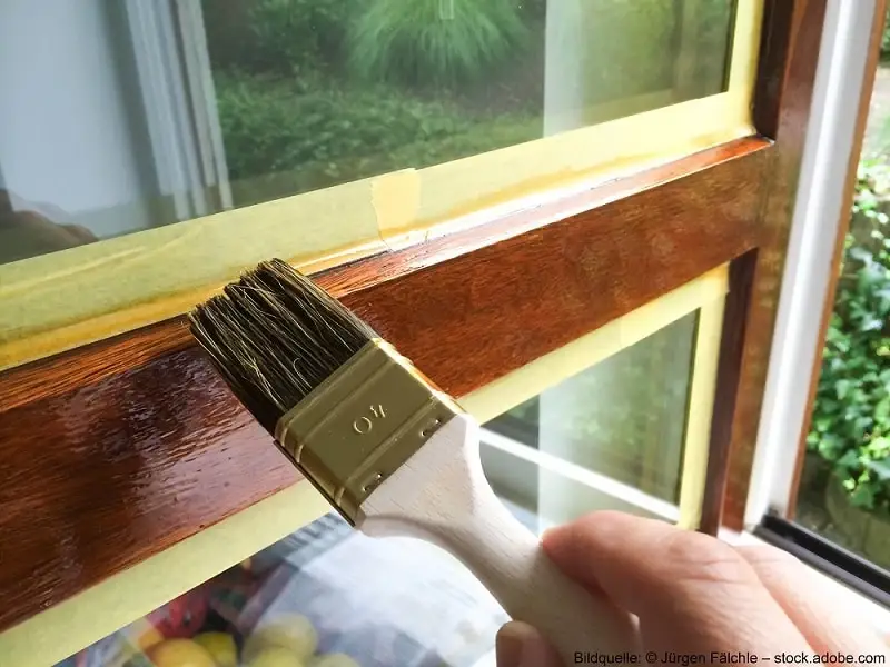 Holzfenster wird mit Pinsel lackiert