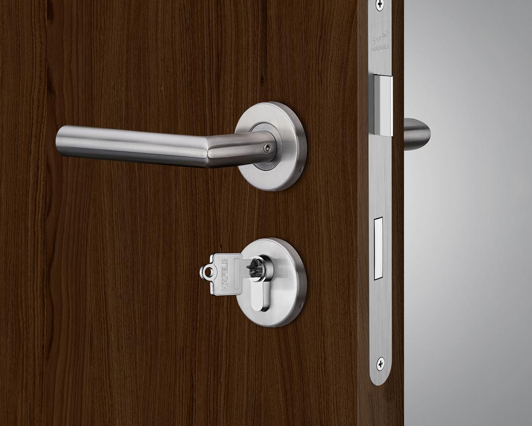 mit Schlüssel aufgeschlossene Tür 