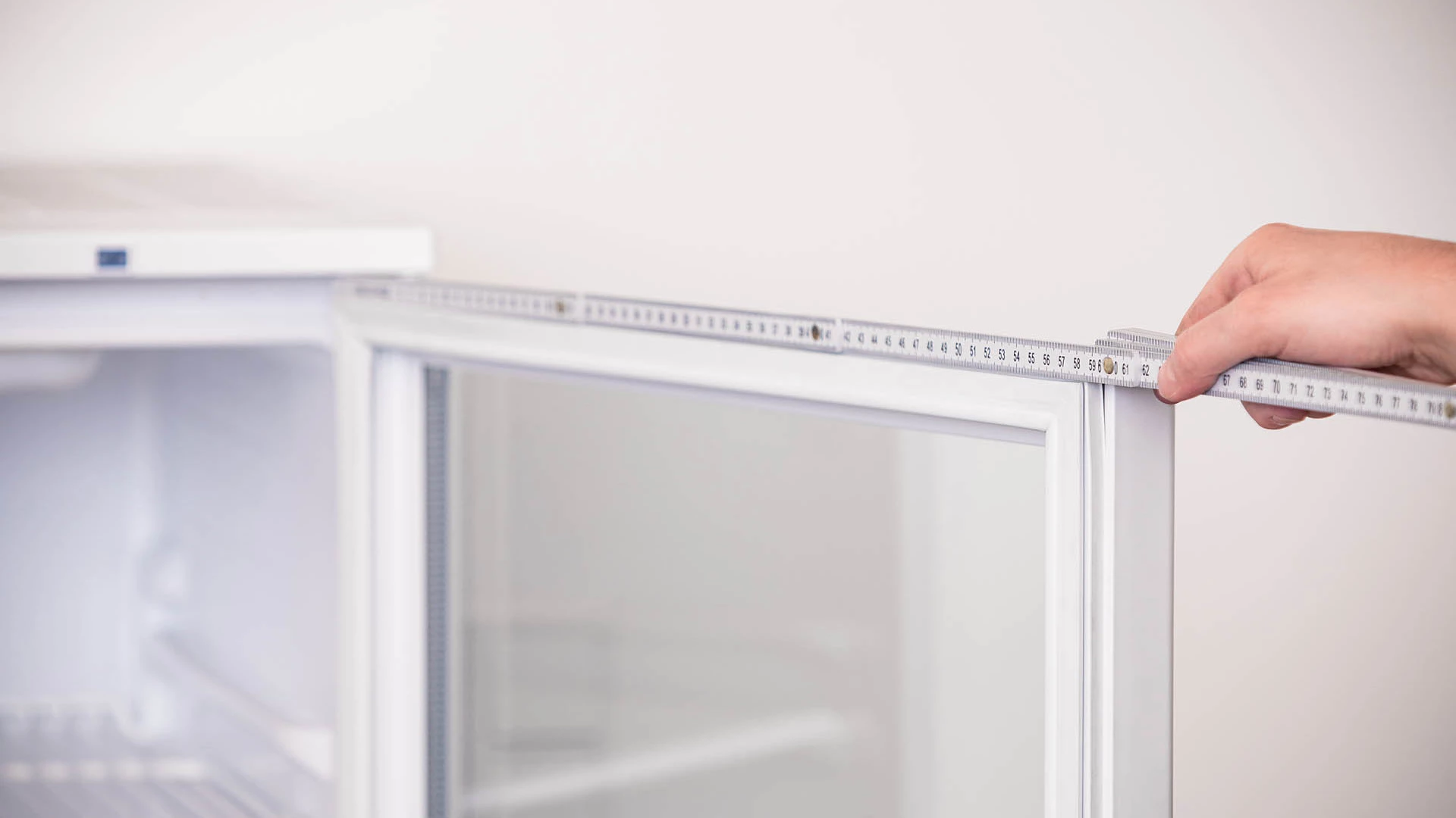 offener Kühlschrank wird bemessen Kühlschranktür wird waagrecht bemessen