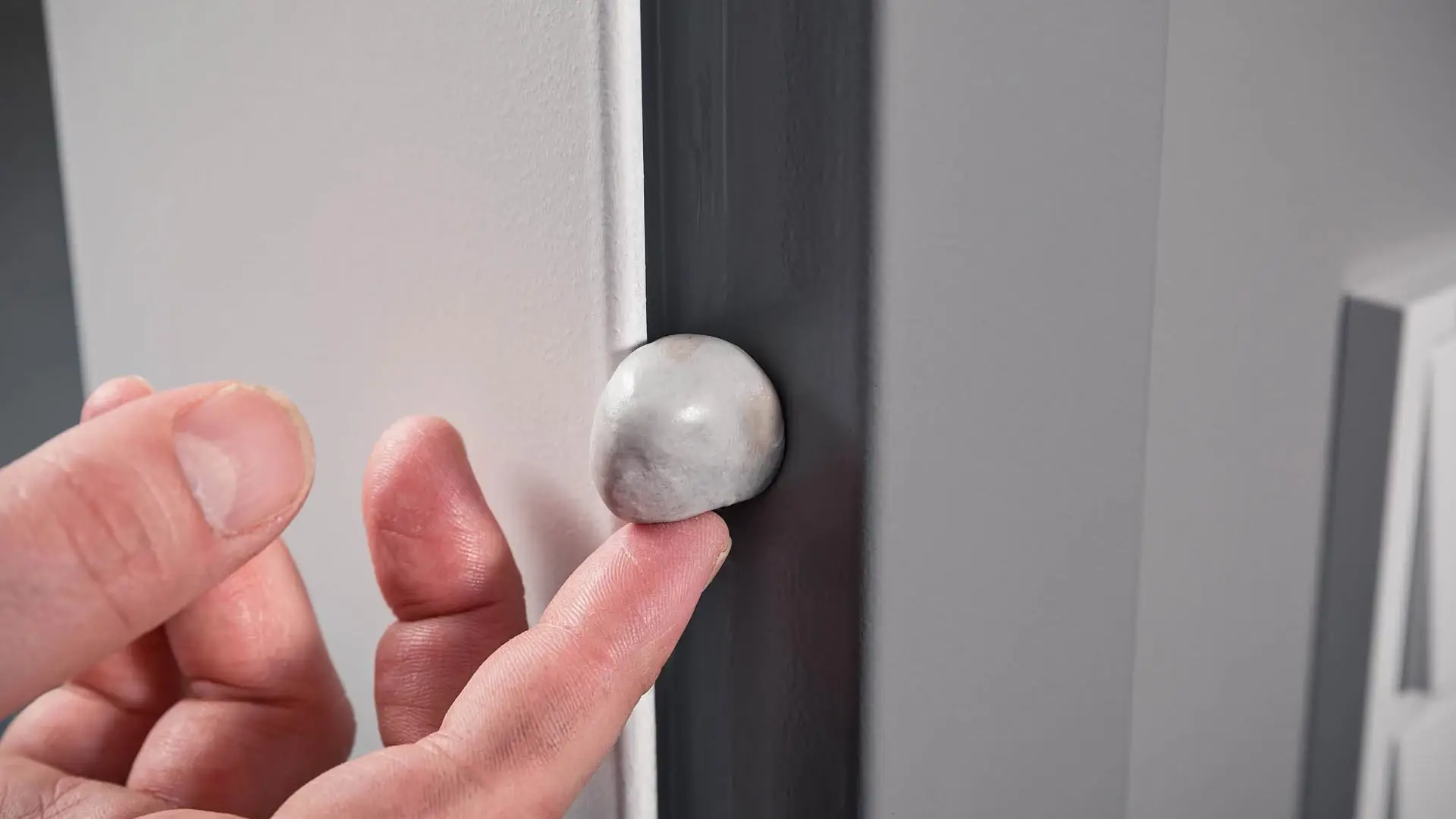 Knetkugel wird aus der Türzarge entfernt Knetkugel wird aus der Tuerzarge entfernt