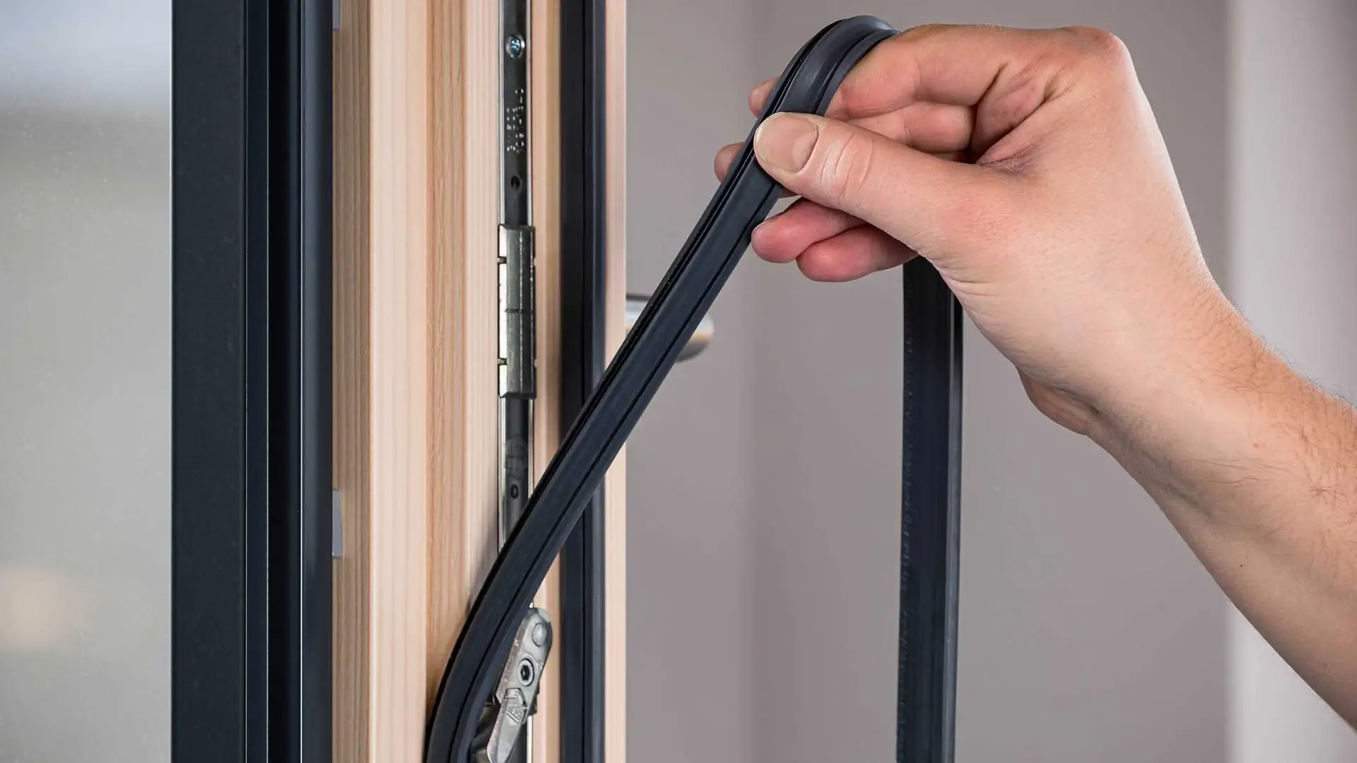 Austauschzeitpunkt von Dichtungen bestimmen Fensterdichtung wird aus dem Fensterfluegel entfernt