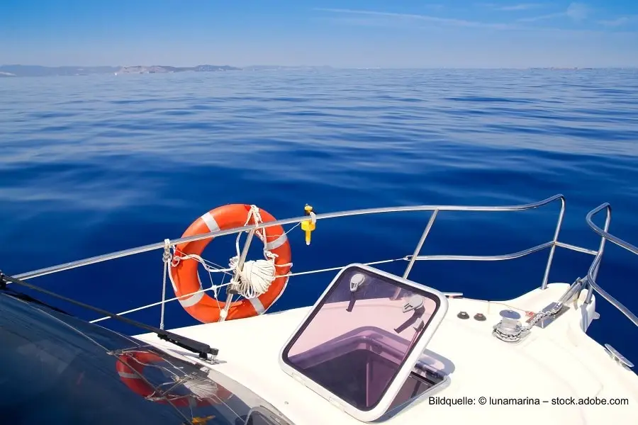 Boot Fenster Boot mit offener Fensterklappe auf dem Meer