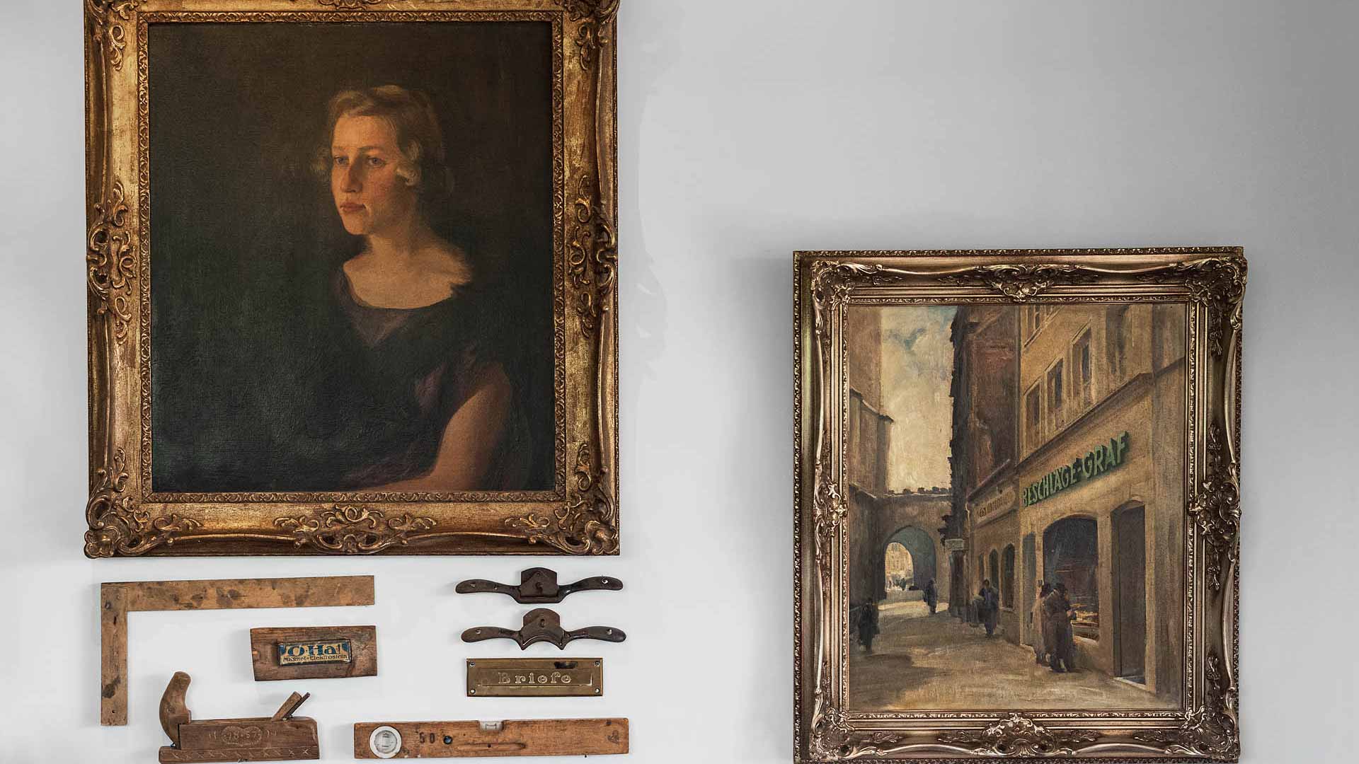 Wand mit Bildern und Beschlägen Wand mit Bildern und Beschlägen