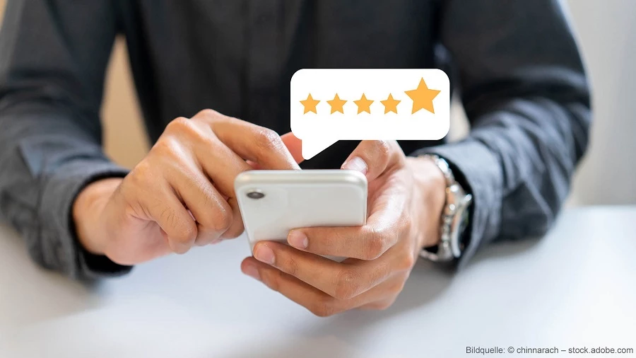 Person gibt 5-Sterne Bewertung ab Person gibt 5-Sterne Bewertung ab