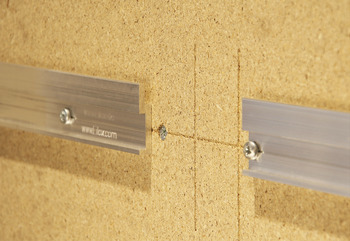 Büroeinrichtung - Einhängeprofil Eilox | Länge: 2000 mm | Lochung: 96 mm