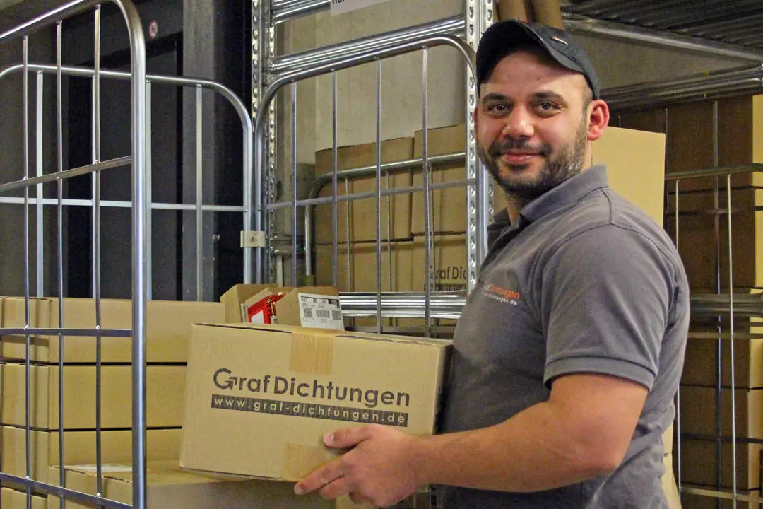 Mitarbeiter im Lager verschickt Paket