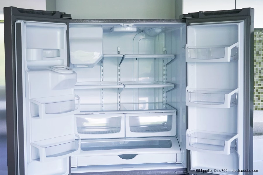 offener Kühlschrank ein großer offener Kuelschrank mit zwei Türen, der Leer ist