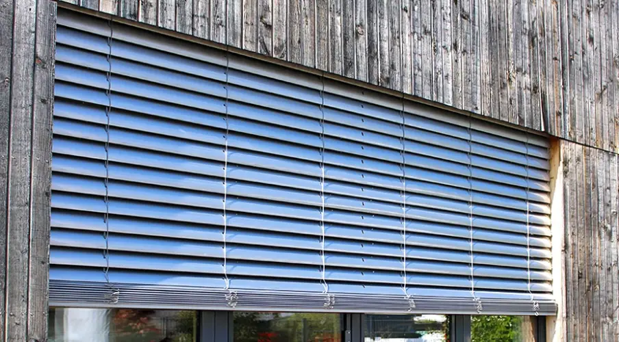 buerstendichtungen-fuer-rolllaeden 2 runtergesetzte Rolladen am äußeren des Fensters